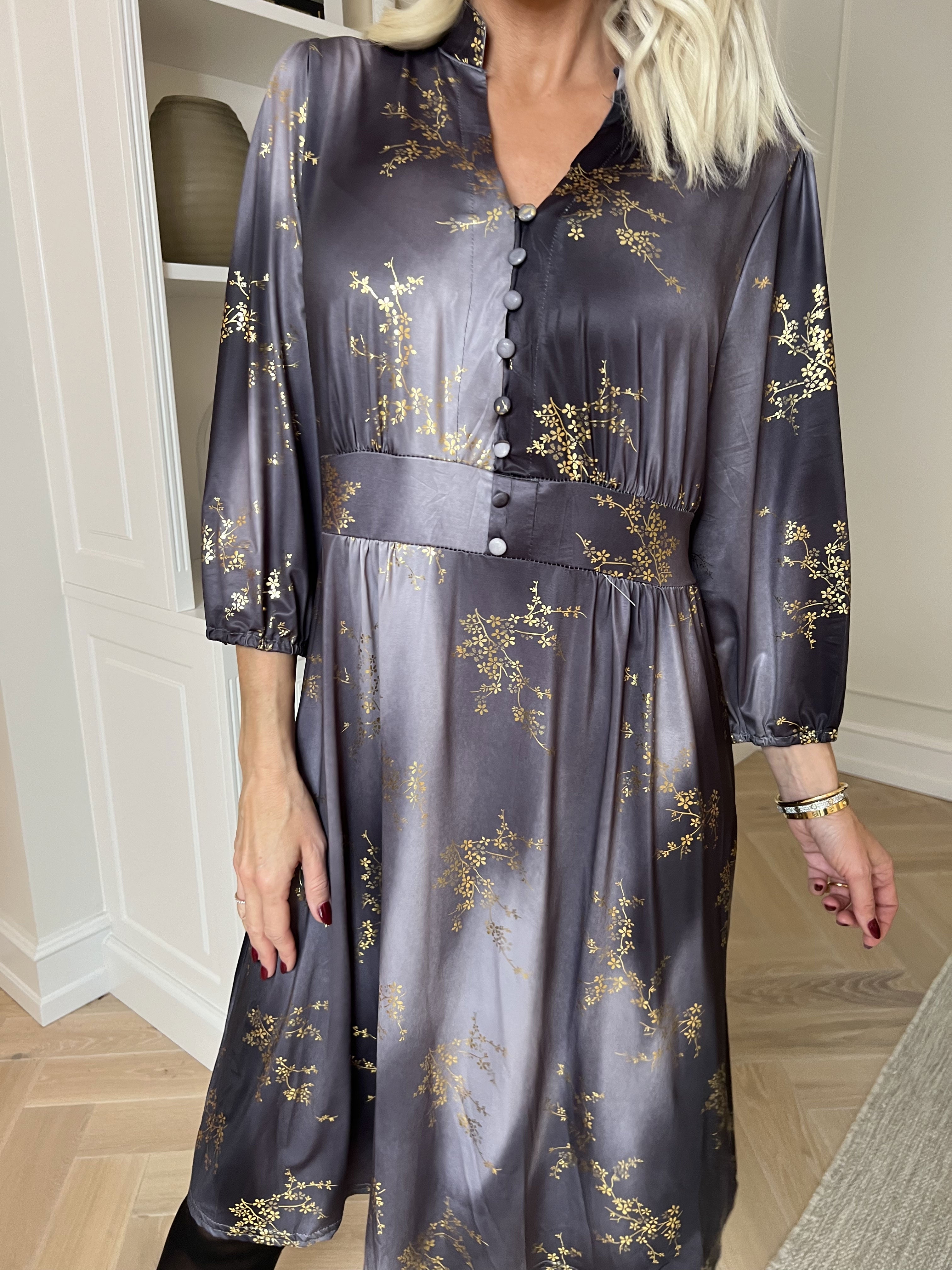 Vivien Gold - 3/4 ærmet kjole med guldprint og slåede knapper